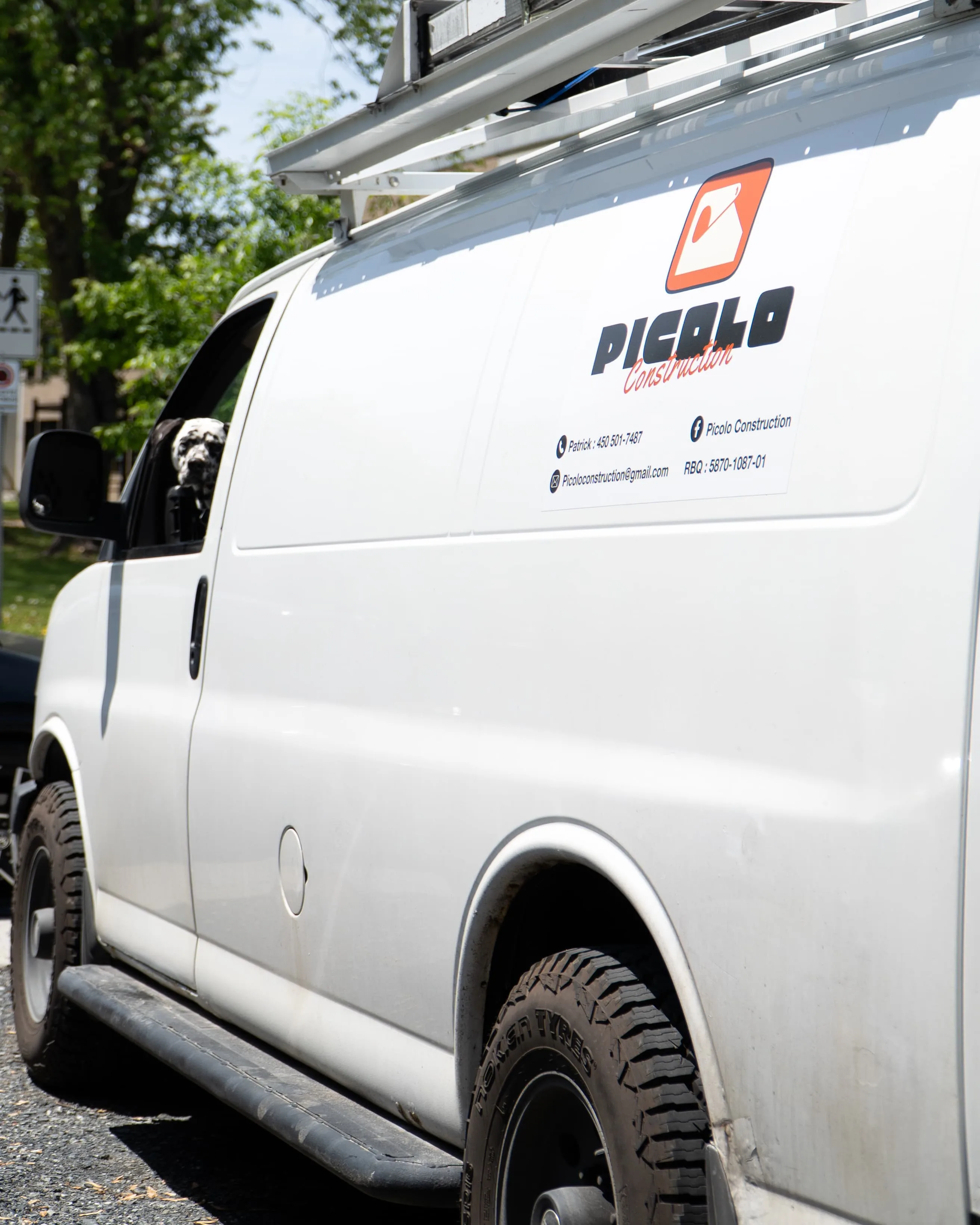 Camionnette de service identifiée Construction Picolo