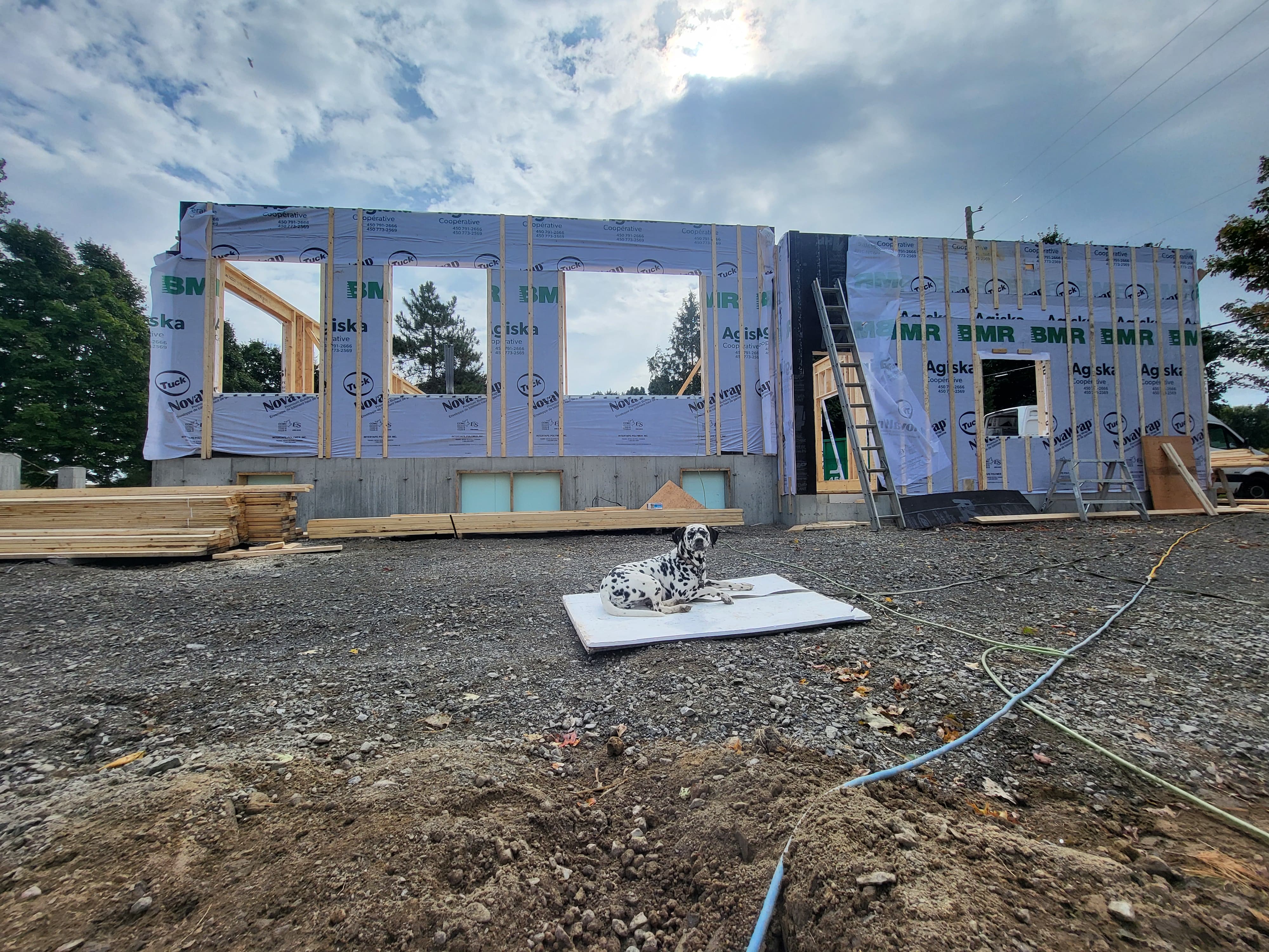 Maison neuve en construction recouverte de panneaux isolants