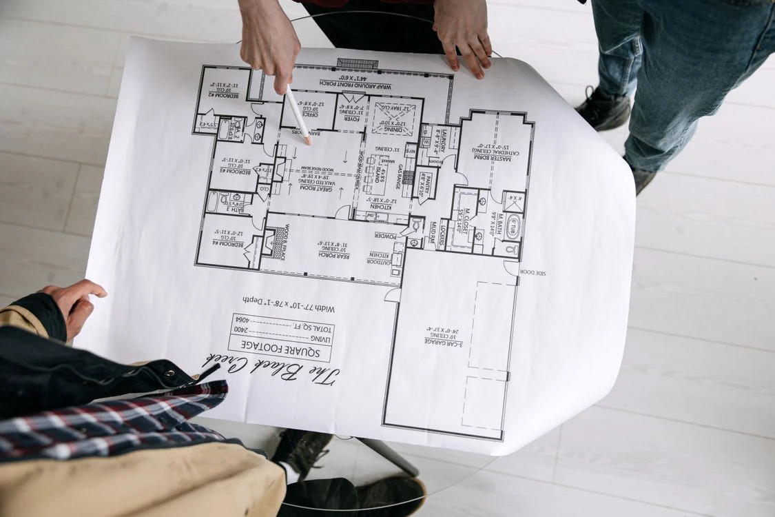 Plan de construction consulté sur le chantier